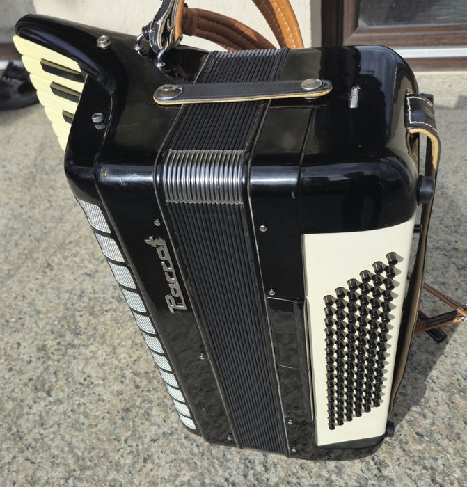 Acordeon  Parrot   cu  96 de basi. negru