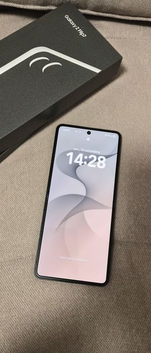 Samsung Galaxy Flip 7 in garanție,  full box !