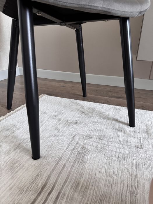 Продаю срочно 6 новых стульев