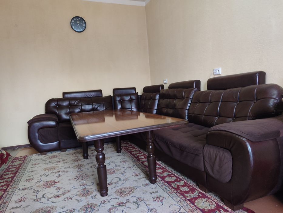 Срочно! Продаётся диван-уголок и стол в отличном состоянии.