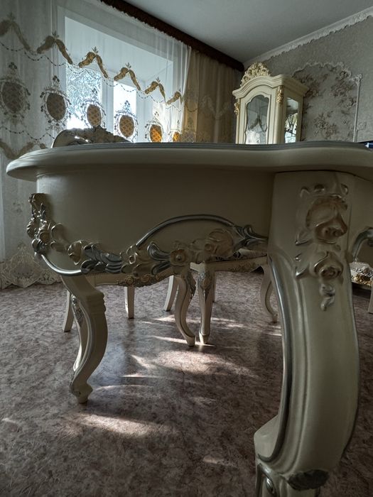 Стол и стулья в стиле барокко