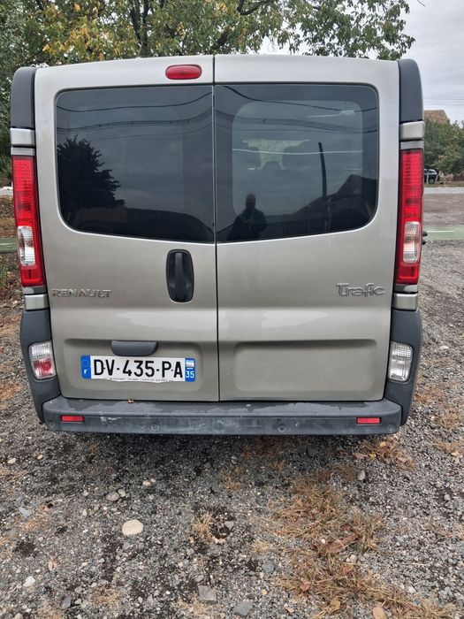 Vând Renault Trafic 2.0Diesel model lung 9locuri.