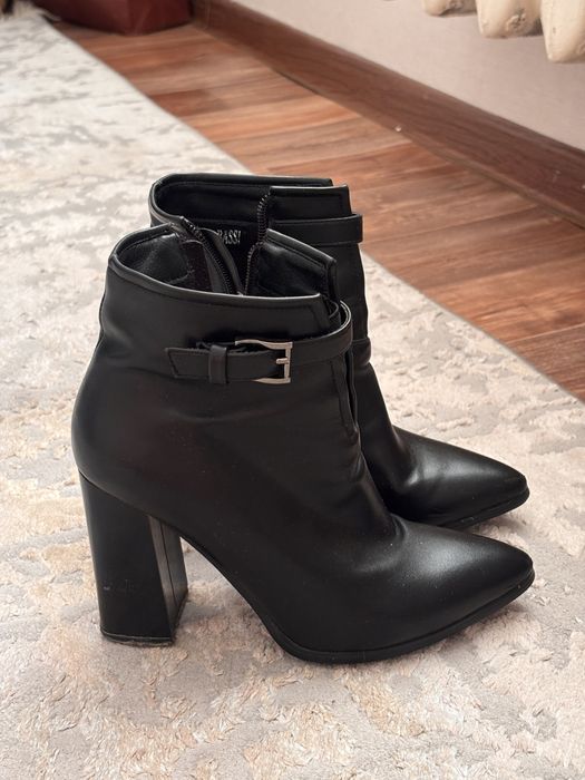 Стильные черные ботильоны на каблуке