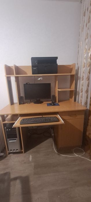 Продам компьютерный стол