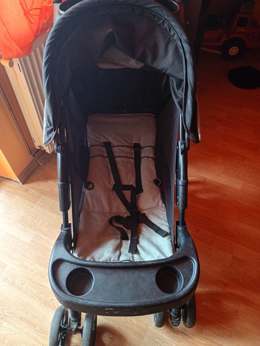 Vând două trotinete o măsuță de copii și un cărucior