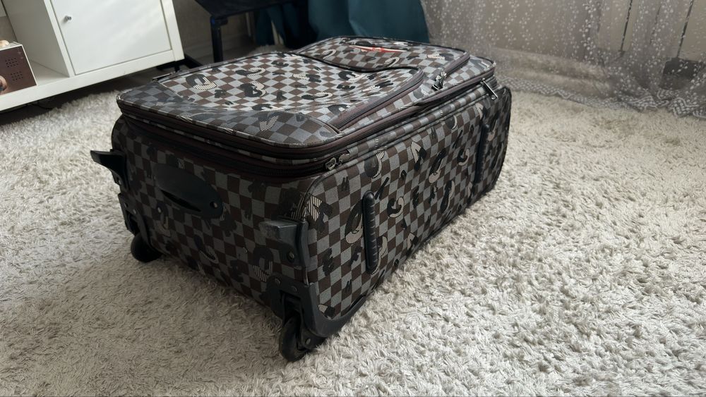 Большой семейный чемодан на колесах. Вместительный.