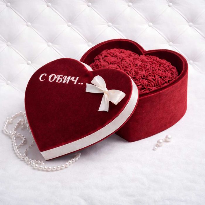 Уникален подарък за жена – кутия с рози сърце – готов подарък