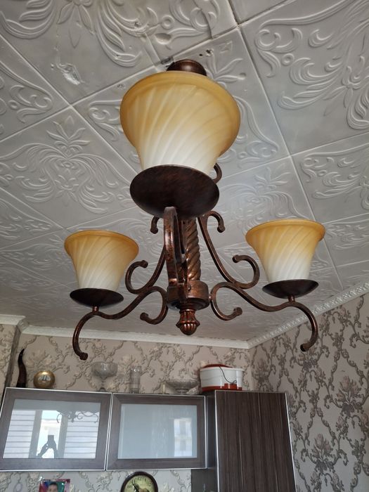 Продам люстру  почти новый,