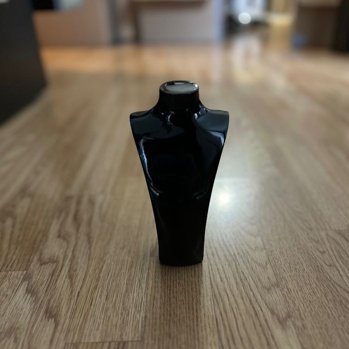 Стойка за бижута черен гланц