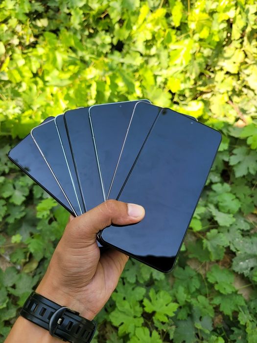 Samsung Galaxy S21 Plus 5G. OzU 8 GB. Joyi 256 GB. Imeka o'tkan Garant