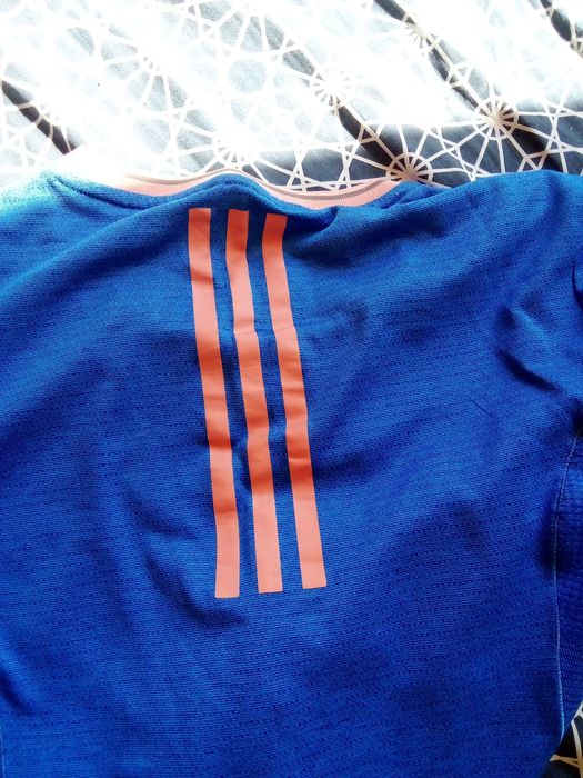 Продавам дамска блуза за бягане с дълъг ръкав в синьо,размер 32 -34