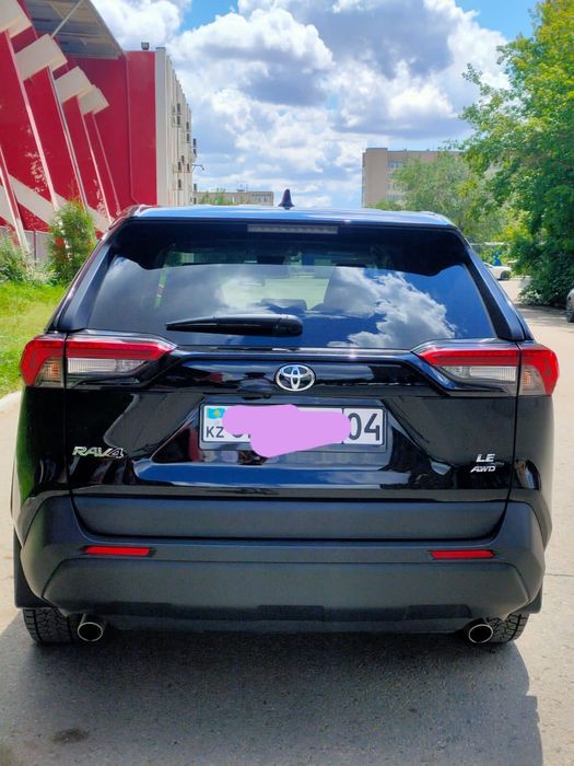 Автомобиль Toyota RAF4