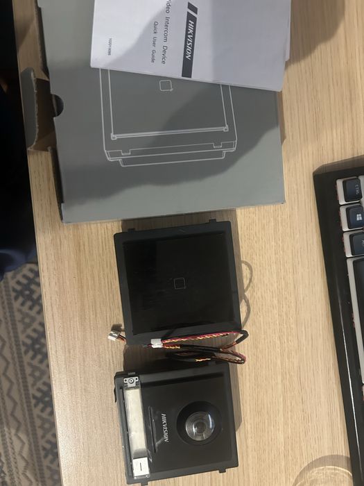 Interfon hikvision DS-KD8003-IME1 cu cItitor de carduri ds-kd-m POE