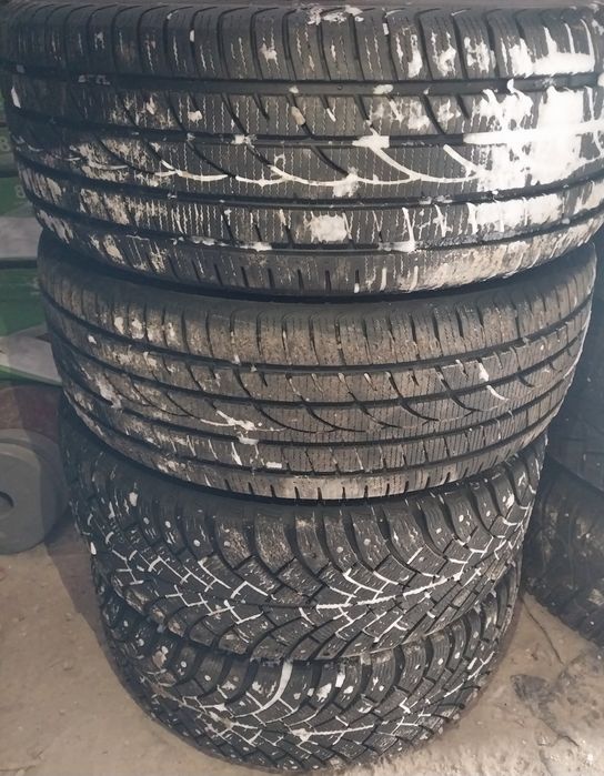 4 шины 205 50 R17. Пара липучка, пара шипы.