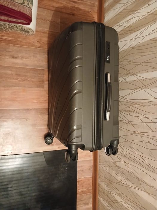 Чемодан  9000 тенге