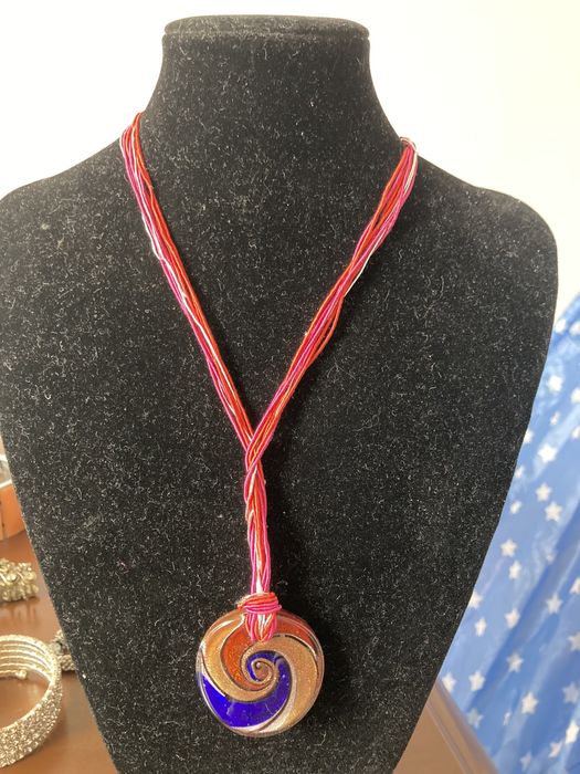 Colier rosu cu pandativ