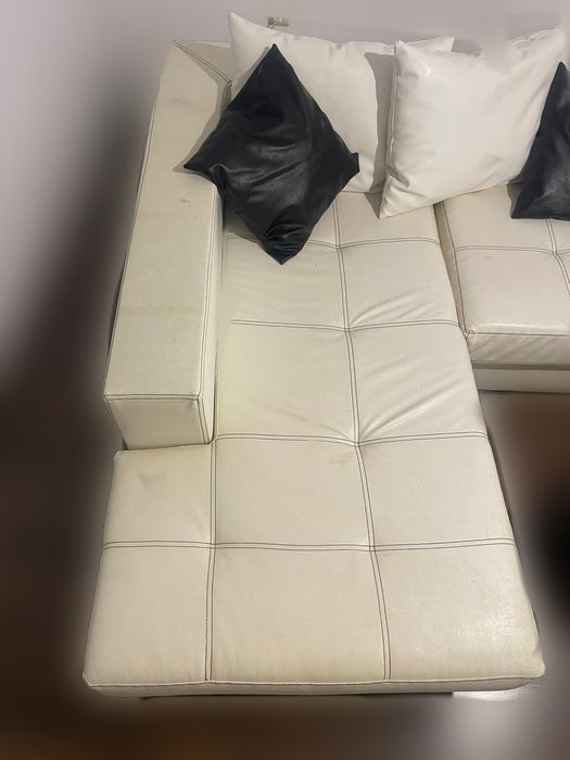 Бял кожен диван с възглавници