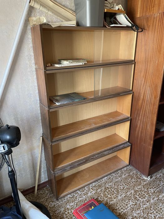 Мебель бесплатно (стол, трюмо)