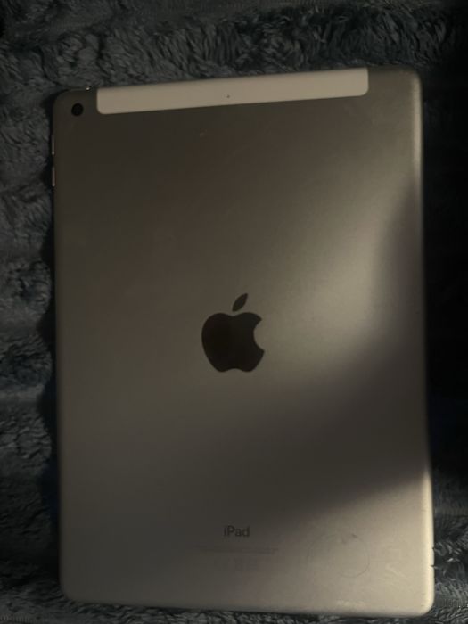 Apple iPad 5th generation (128 gb)