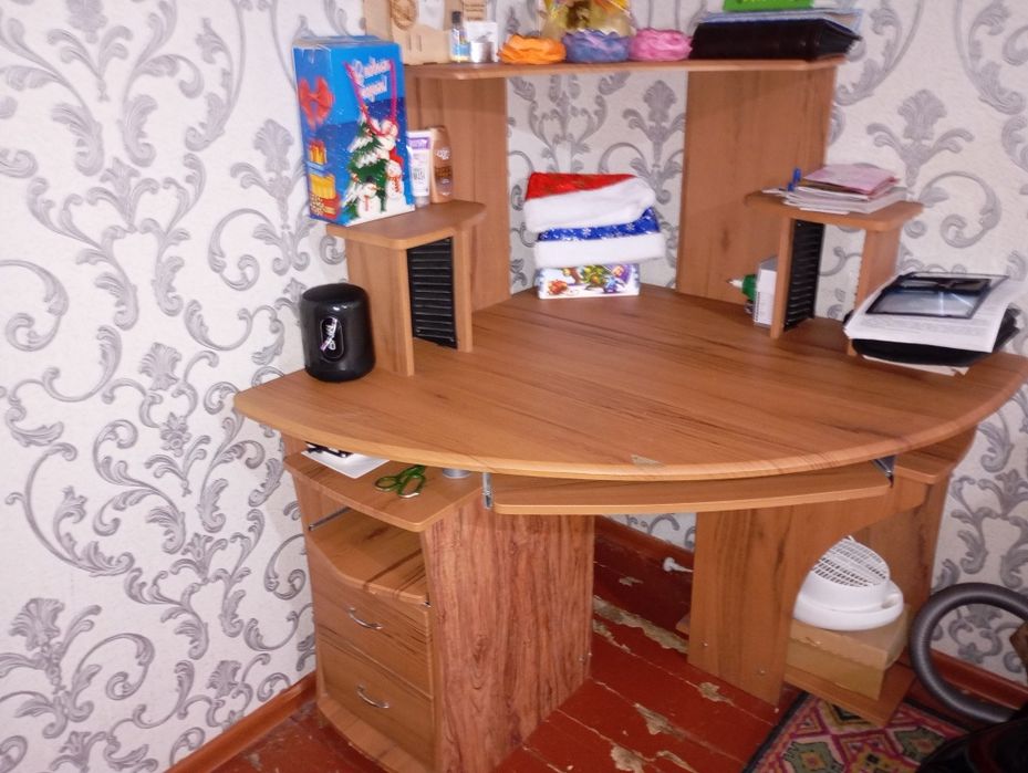 Продам компьютерный стол