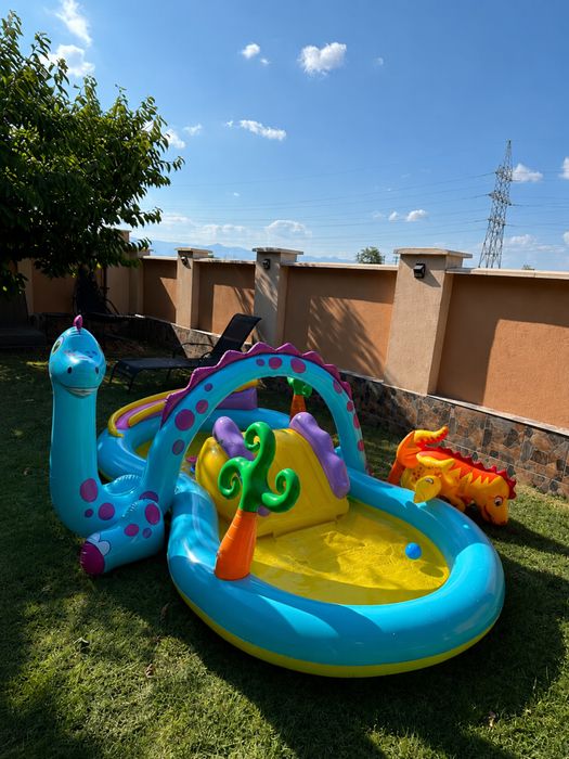 Piscina gonflabila Intex Dinoland 57135NP, pentru copii, cu accesorii, 302 x 229 x 112 cm