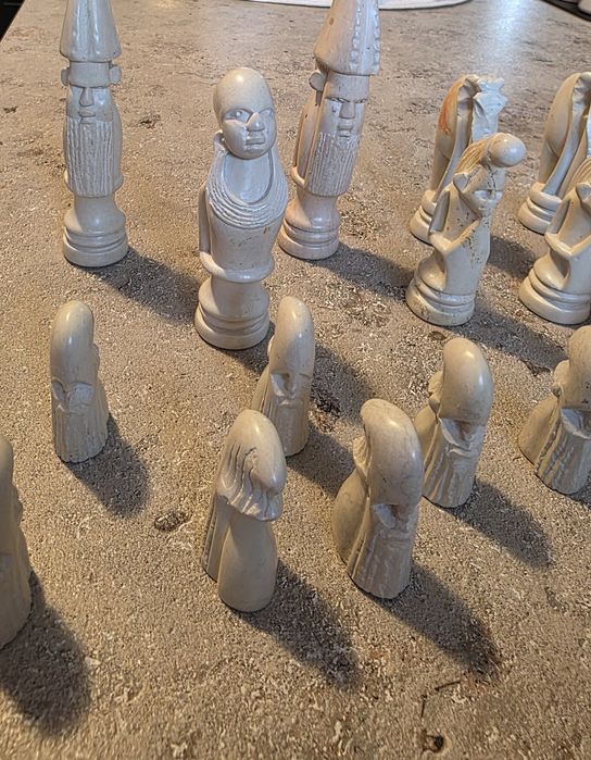 Piese de șah sculptate în stilul tribului Maasai