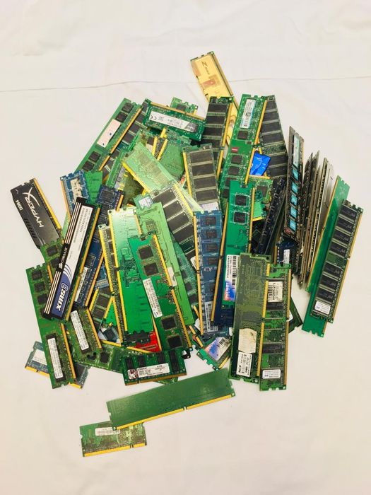 136 plăci RAM în stare excelentă, preț rezonabil și negociabil. Grăbeș