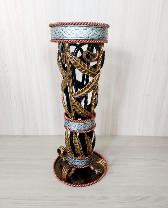 Кованая ваза с розами