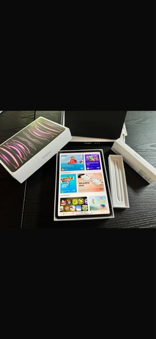 Ipad  11 Pro (FOARTE PUTINE ORE DE FUNCTIONARE) +husă originală+apple pen+folie
