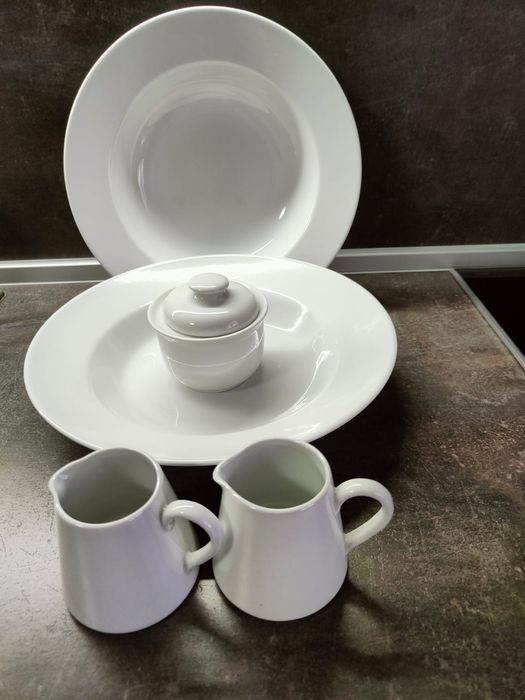 Порцеланов сет! Чинии, канички, захарница