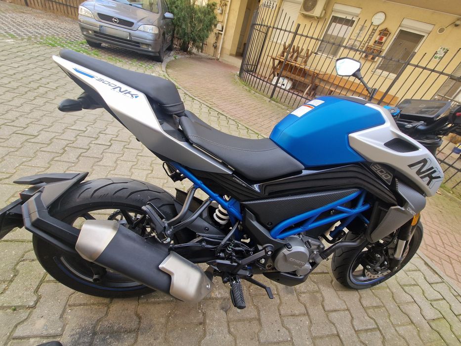 CF Moto 300NK 2025