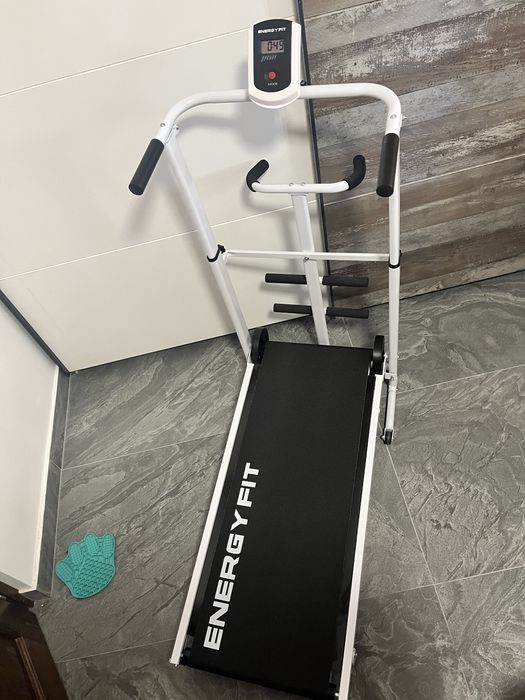 Aceasta este o bandă de mers mecanică Energy Fit Start 100, concepută pentru uz casnic.