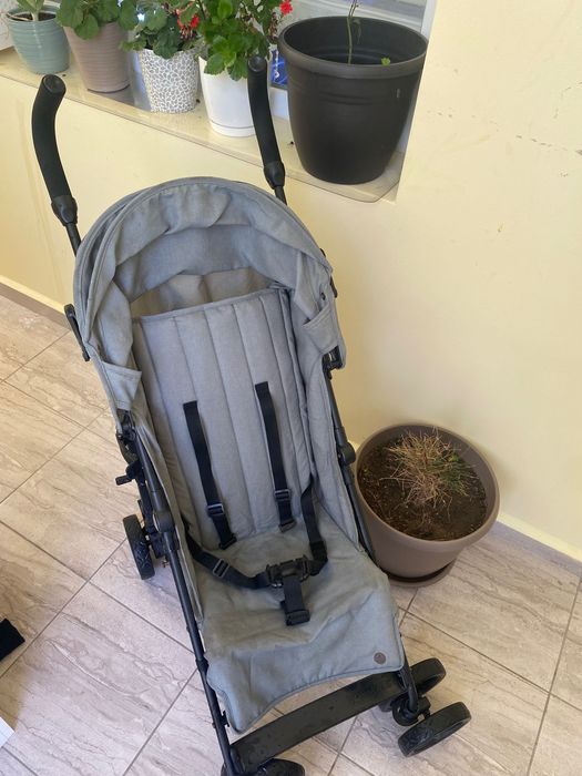 Компактна количка тип чадър