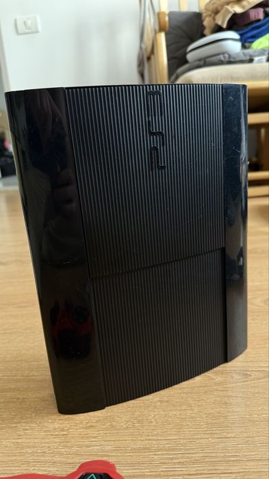 Playstation 3 (PS3) Super Slim, perfect functional! + 2 MANETE + Joc!