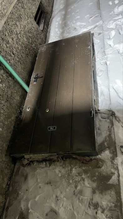 Входная дверь железная .