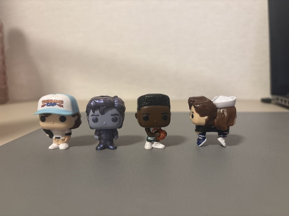 Продавам Stranger Things Kinder Joy играчки