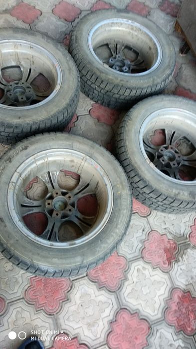 Продам диски R17 вместе с зимней резиной