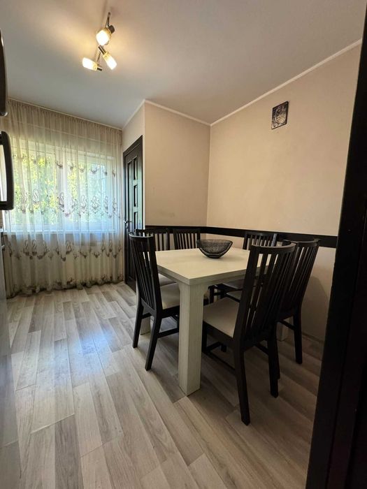 PERSOANĂ FIZICĂ  ---  Vând Apartament cu 3 camere, decomandat, etaj intermediar, 68 mp + acces privat la 100 mp spațiu depozitare