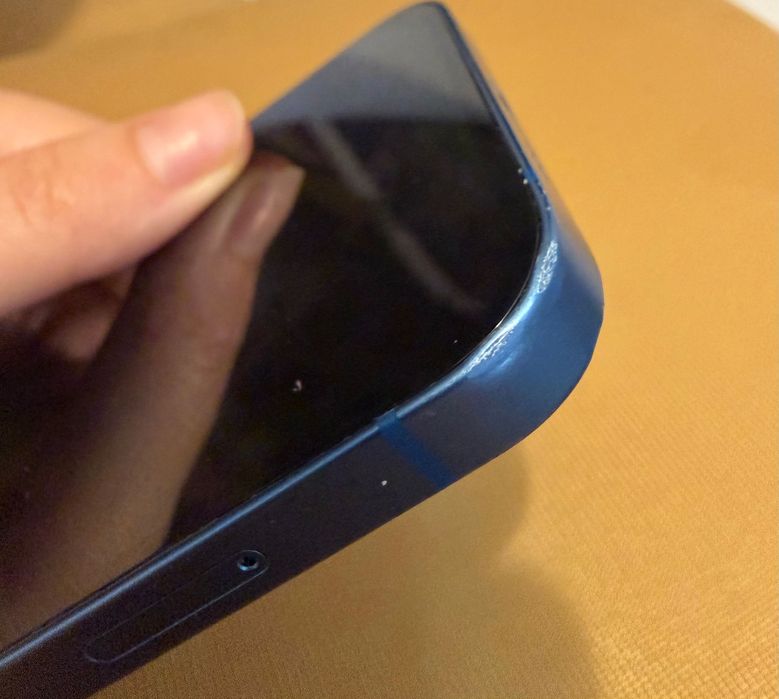 iPhone 13 pe albastru