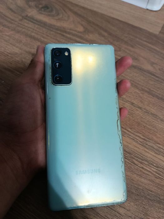 Samsung S20fe в хорошем состоянии