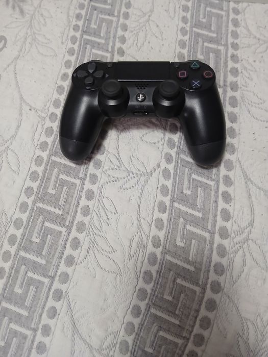 Vând ps4 white edition +maneta originala+gta5 si 2 jocuri