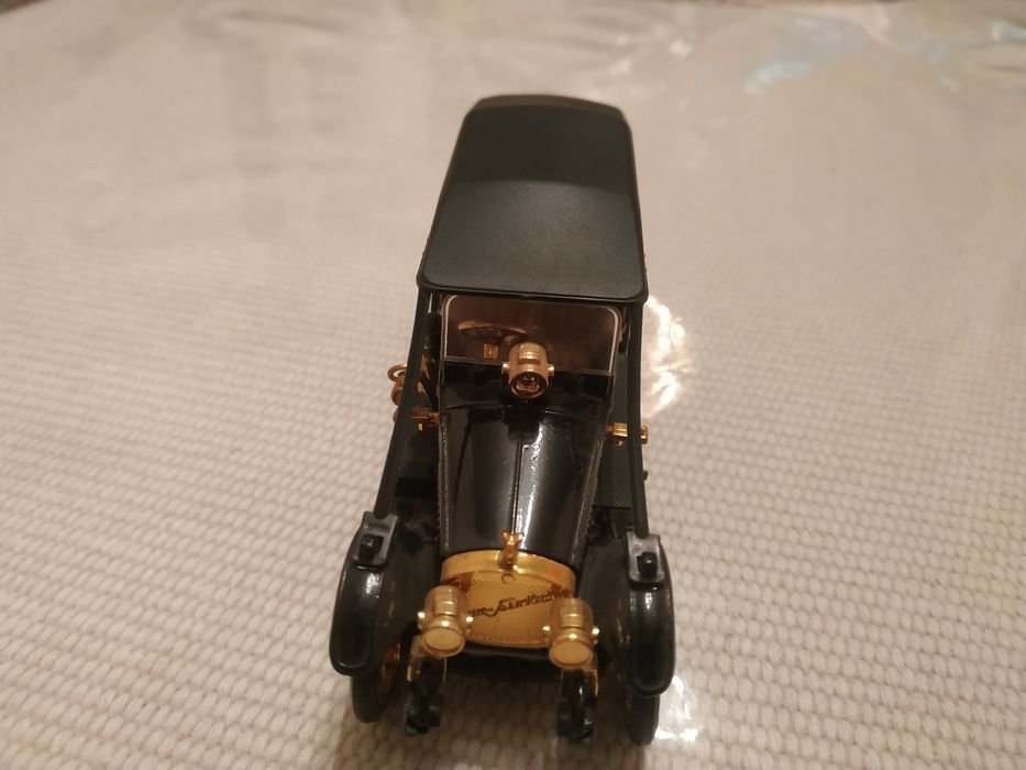 Продаю.игрушечную машинку.черного.цвета