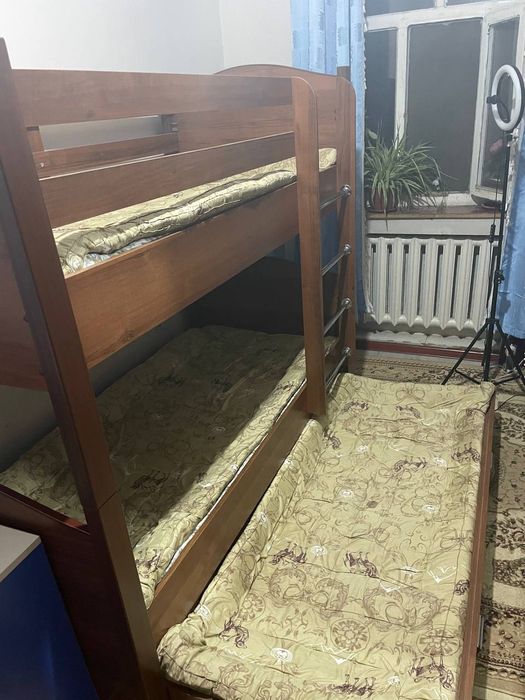 кроват 3 кишилик.Матраслари Билан бирга.Холати ало!