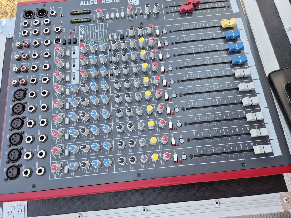 De vanzare mixer - allen & heath -zed 12 fx