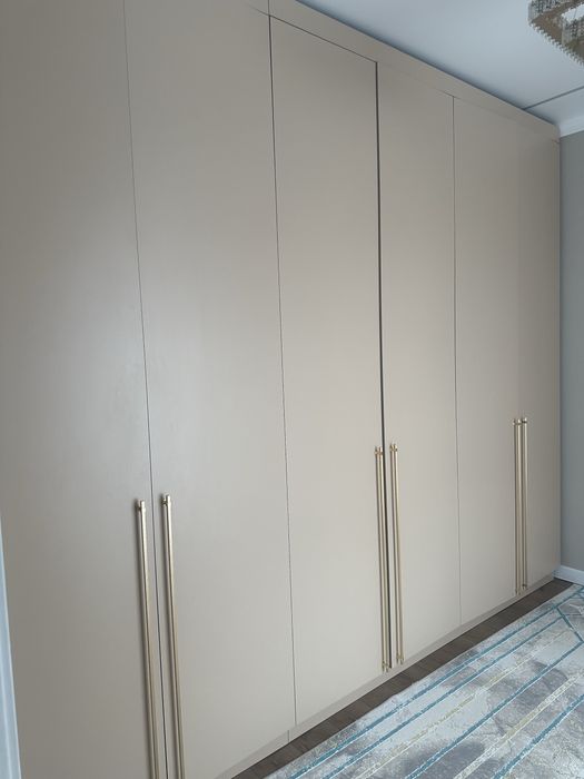 Шкаф до потолка