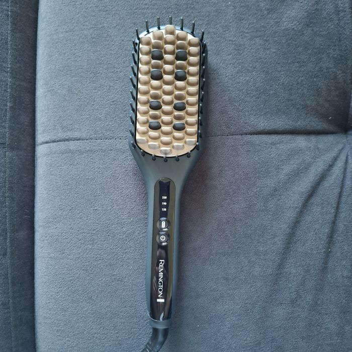 Расчёска, выпрямитель волос