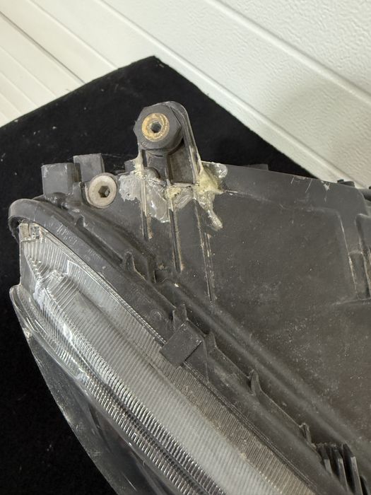 Far dreapta cu xenon Skoda Yeti 2013 - 2017 cu prinderi rupte