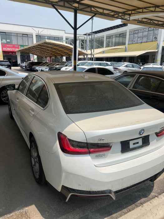 BMW i3 35L 2025 yil Natarusga tayor