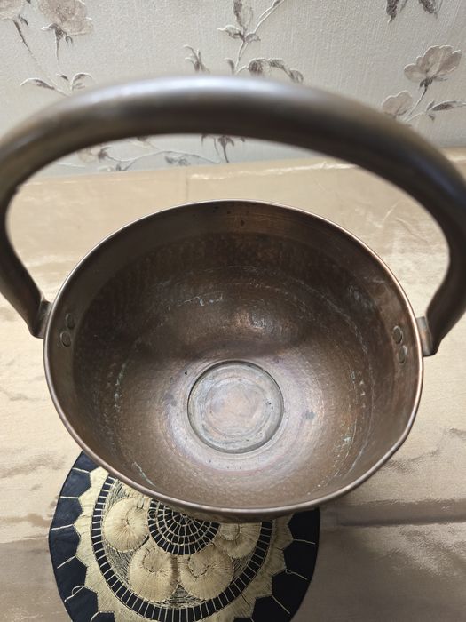 Vas decorativ din cupru ciocănit cu toartă fixă