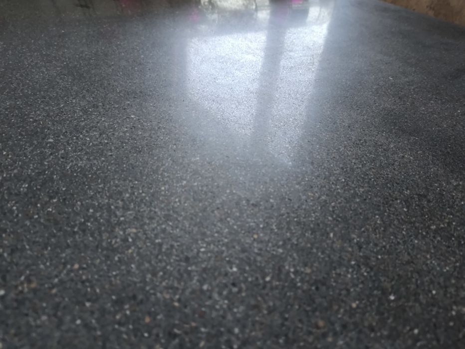 Стол с каменной столешницей